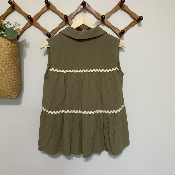 Green Sleeveless Button Down Blouse with Notched Collar - Picture 2 of 3
